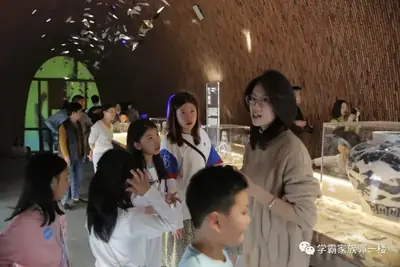 问顶教育景德镇成长探索：孩子们参观陶瓷展陈空间