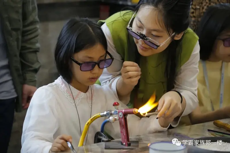 问顶教育景德镇成长探索：孩子在指导下进行材料与工艺实践